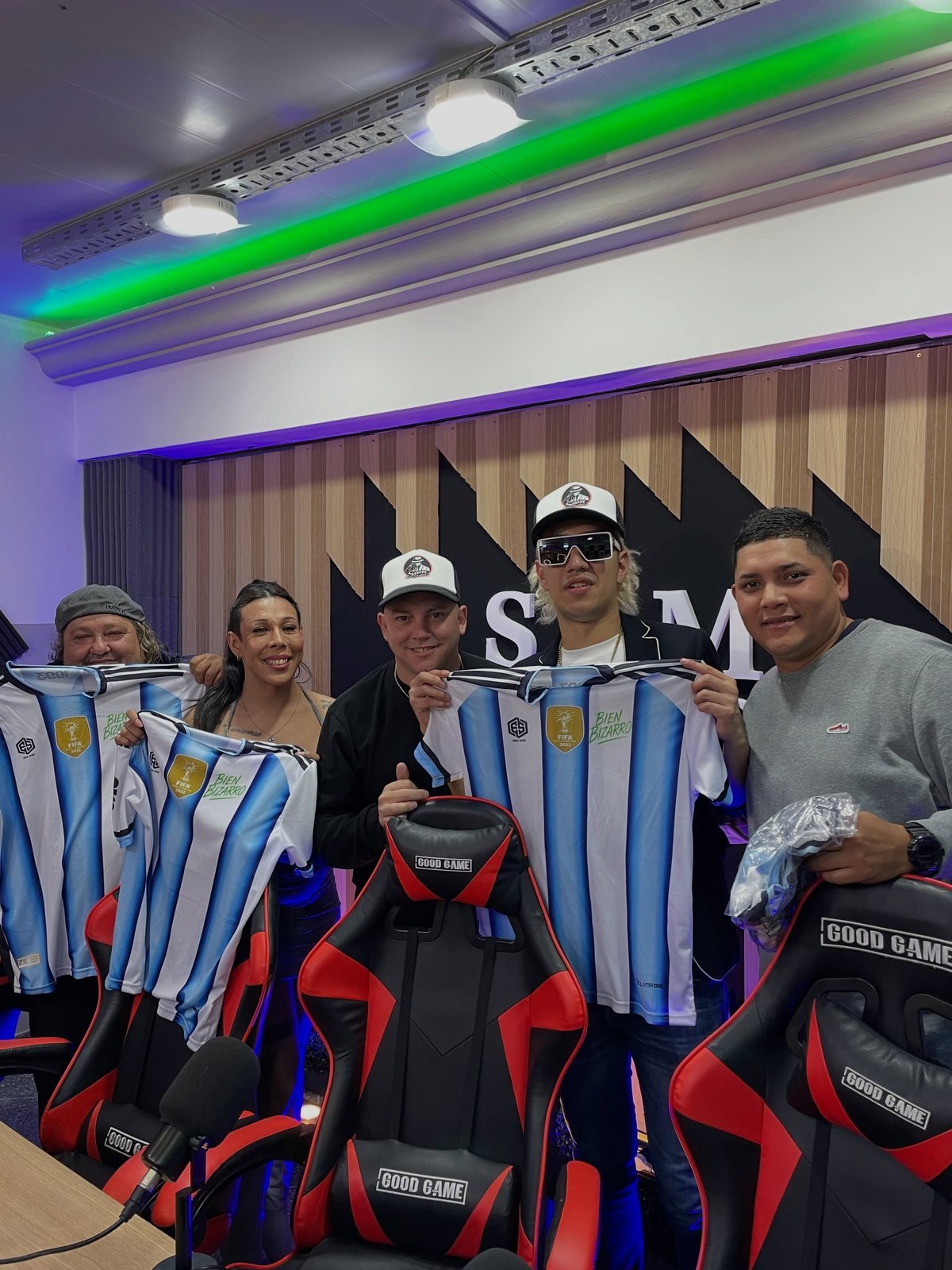 Equipo comparte uniformes y productos deportivos
